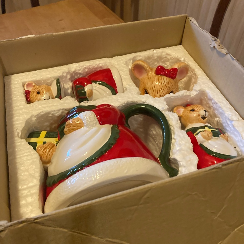 QVC network Holiday Mouse Ceramic Tea Set - Picture 14 of 14